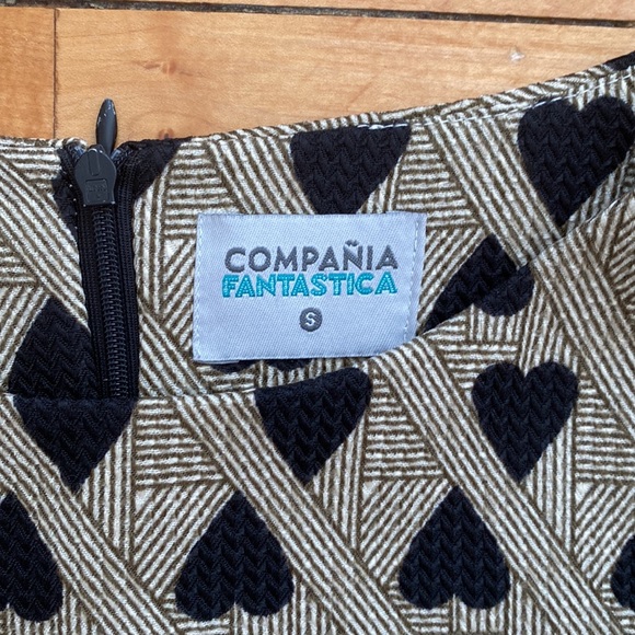 SIZE SMALL WOMEN’S DRESS BEIGE/BLACK HEART PATTERN - Picture 2 of 4